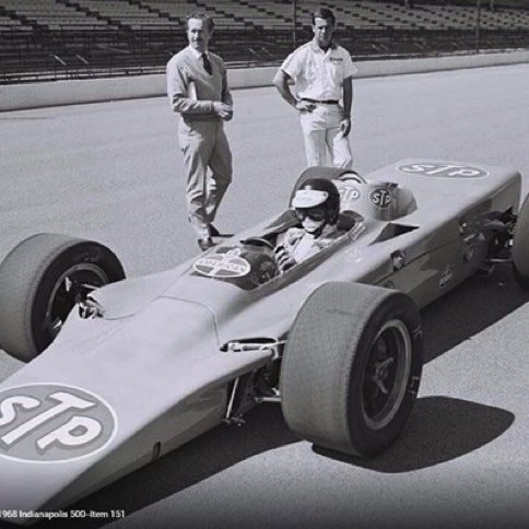 Au volant de la Lotus 56, pendant les tests à Indianapolis en Mars 1968, avec Colin...